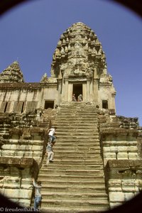 Steiler Aufstieg auf den Turm bei Angkor Wat