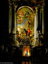 Altar in der Peterskirche von Wien