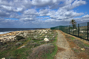 Pfad entlang dem Zaun der Königsgräber von Nea Paphos
