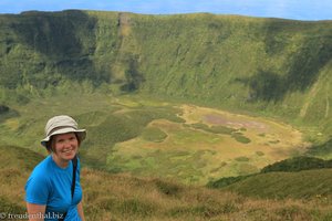 Annette vorm großen Krater auf Faial