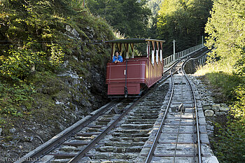 Hier treffen sich die beiden Holzwagen der Standseilbahn von Meiringen-Schattenhalb.