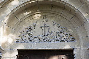 Segelboot auf dem Eingangsportal der Notre Dame de Velles