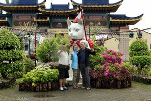 Gruppenfoto mit der berühmtesten Katze von Kuching, Nixon Tuton