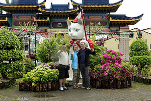 Gruppenfoto mit der berühmtesten Katze von Kuching, Nixon Tuton