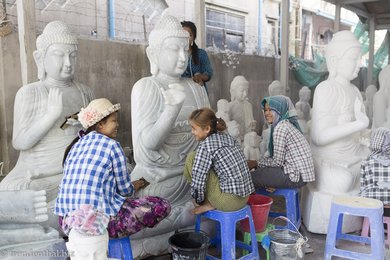 Frauen beim plank Polieren der Buddhafigur