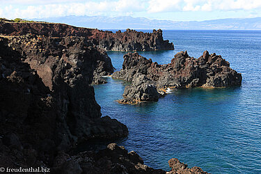 Lavafelsen an der Ostküste von Pico