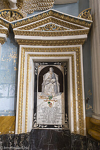 Eines der Gräber in der Rotunda von Mosta