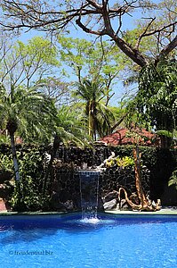Kleiner Wasserfall am Pool des Hotel Mangaby