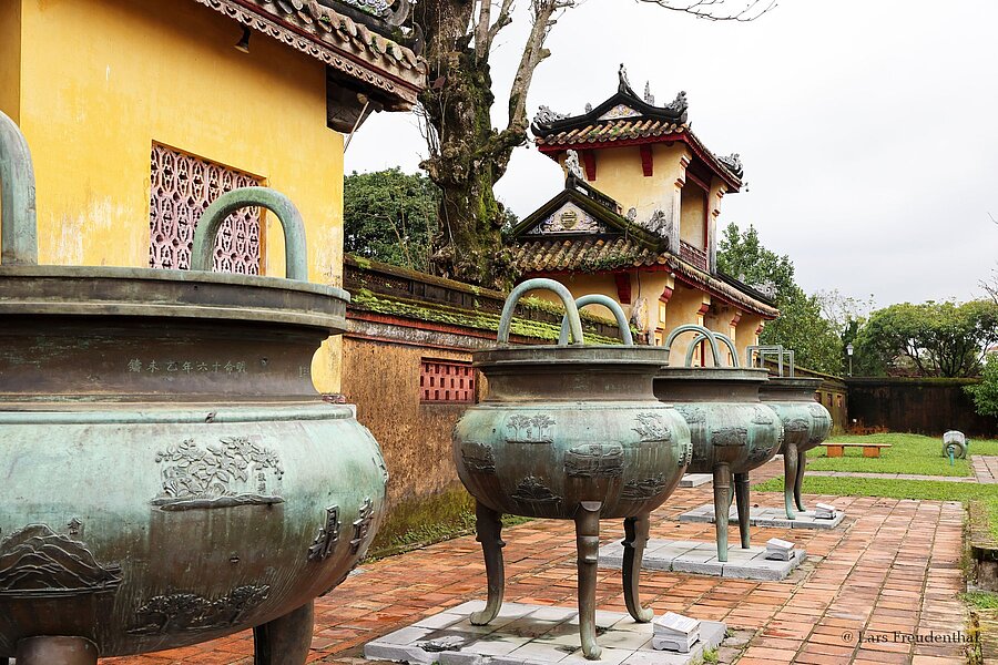 Dynastieurnen der Nguyễn-Dynastie vorm Hiển-Lâm-Pavillon