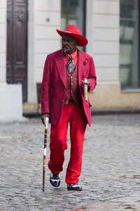 Zigarrenmann auf dem Kathedralenplatz von Havanna