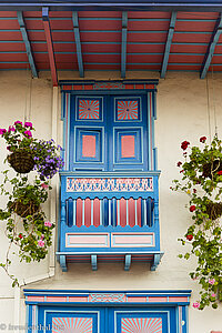 Ein kleiner bunter Balkon bei Salento in Kolumbien.