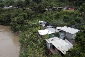 Die Häuser der Armen am Rio Cauca in Irra.