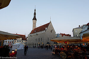 Rathaus von Tallinn am Abend