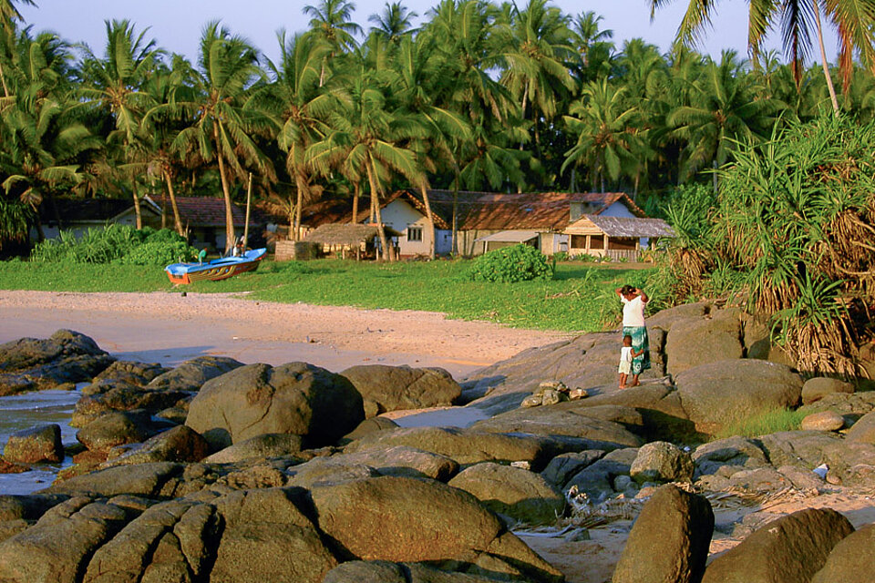 Dorf am Strand von Ahungalla im Südwesten Sri Lankas