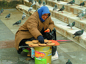 Oma vor dem Ägyptischen Basar von Istanbul