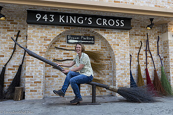 Anne parkt vor dem 943 King's Cross Harry Potter Café in Seoul