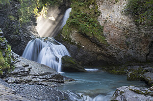 Die Sonne scheint in die Schlucht des Reichenbachfalls.