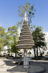ein Baum voller Herzen am Wat Rong Khun