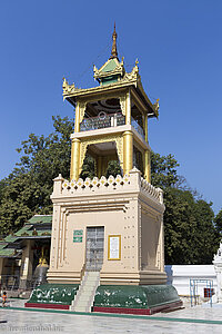 Trommelturm in der Mahamuni-Pagode von Mandalay