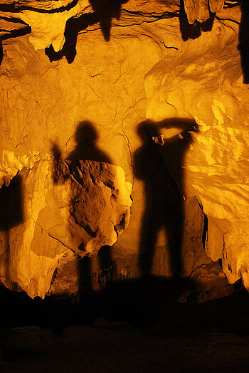 Schattenbild von uns in Ngao‑Höhle
