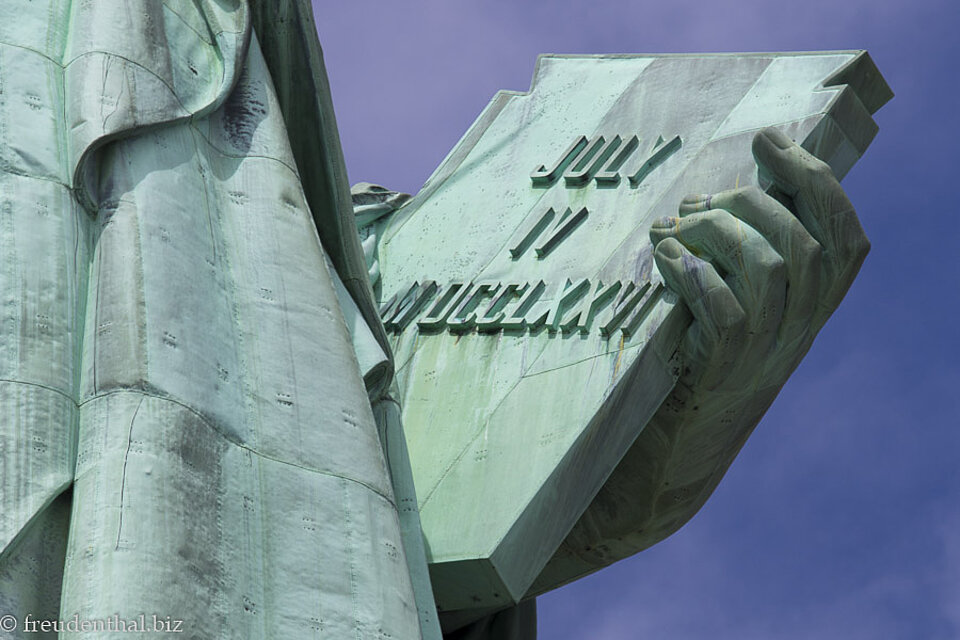 die Tafel mit dem Datum der amerikanischen Unabhängigkeitserklärung in der Hand der Freiheitsstatue