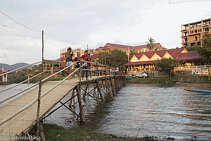 Fußgängerbrücke über den Nam Song bei Vang Vieng