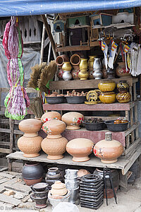 Töpfe auf dem Markt von Hpa An