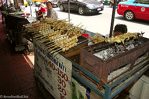 Es ist alles gerichtet in den Garküchen von Chinatown Bangkok