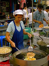 Eierkuchen bei einer Garküche in Hua Hin