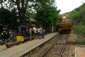 Der Zug fährt ein beim Bahnhof Tham Krasae an der Todesstrecke