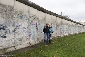 Lars und Anne bei der Berliner Mauer