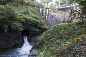 Kraftwerk Reichenbach - Hier sprudelt das Wasser aus dem Stollen.