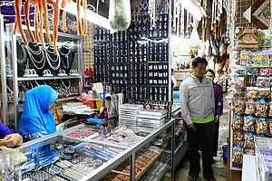 Ladenlabyrinth beim Nachtmarkt von Kota Kinabalu