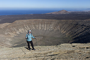 Anne vor dem Krater der Caldera Blanca