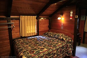 kurzes und schmales Doppelbett im Becker's Chalets