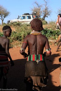 markante Narben einer Hamer-Frau in Äthiopien