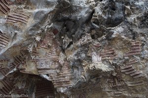 Jede Menge Relief-Buddhas bei der Kawgun-Höhle