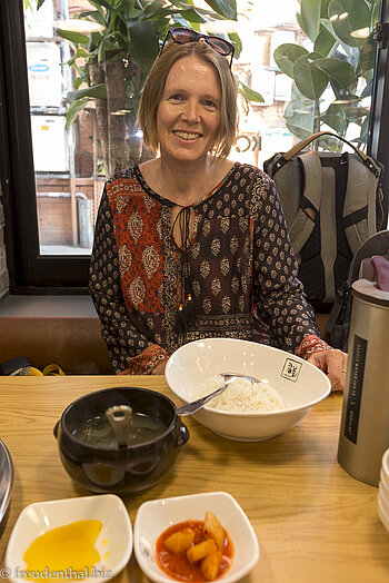 Anne bei Kongnamul-bulgogi in Seoul