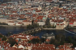 Blick über die Kleinseite und Karlsbrücke zur Prager Altstadt