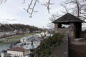 Blick über die Salzach auf den Kapuzinerberg