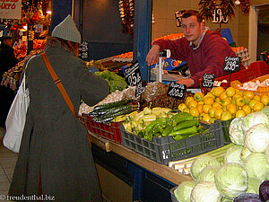 Obststand in der zentralen Markthalle von Budapest