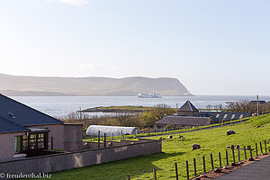 die Fähre auf den Weg zum Hafen von Lerwick