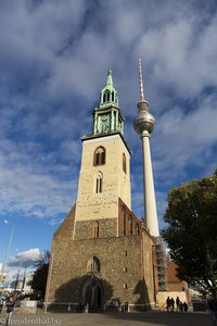 die St. Marienkirche nahe dem Fernsehturm von Berlin