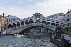 Rialtobrücke mit Haltestelle Rialto