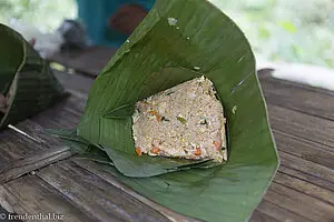 Reis mit Hühnchen in Bananenblatt