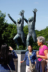 Touristen lassen sich erne auf der Brücke Frognerparken fotografieren