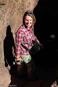 hinunter geht es in einen stockdunklen Tunnel bei Lalibela