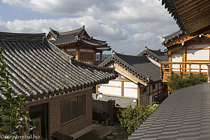 Die umliegenden Häuser beim Siwoowadang Hanok