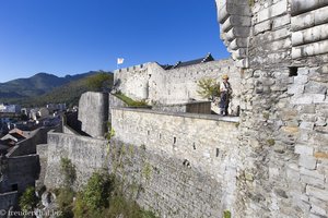 Arbeiter an den steilen Flanken des Château Fort de Lourdes