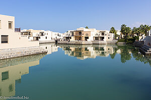 Das blaue Wasser der Lagune im Rotana Resort